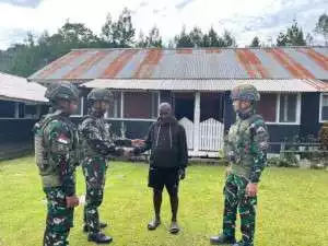 Karya Bakti Satgas Yonif 521/DY Bersihkan Lingkungan Gereja Bezer di Distrik Kelila