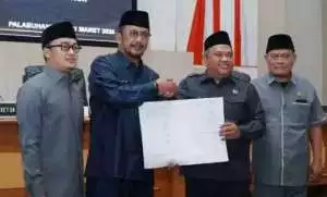 Ketua DPRD Sukabumi Dampingi Menteri ESDM Bahlil Lahadalia dalam Safari Ramadan di Ponpes Azzainiyah Salabintana