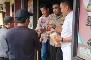 Polsek cigudeg Jum'at  berkah Bagikan 500 Paket bubur kacang dan roti kepada Pengguna Jalan