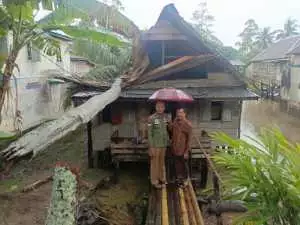 Sinergi Polri dan Masyarakat, Polres Ogan Ilir Bantu Lansia Korban Bencana Alam
