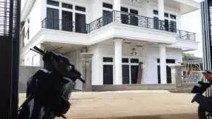Rumah megah di kawasan hutan penelitian Gunung Dahu, Kabupaten Bogor. Siapa yang memberi izin?