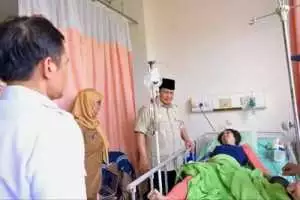 Jenguk korban, Prabowo pastikan semua korban tabrakan KA di Bekasi dapat santunan