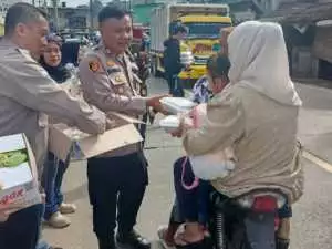 Di Hari Buruh Kapolsek cigudeg tepatnya di hari Jumat bagikan 400 nasi kotak gratis kepada masyarakat 