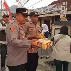 Polsek cigudeg Berbagi Takjil Gratis 400 bok kepada Masyarakat