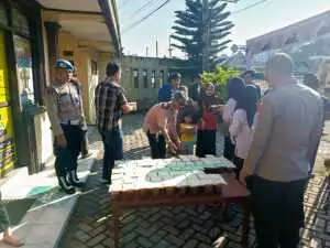 Kapolsek cigudeg di hari Jum'at Berkah Bagikan bubur kacang ijo dan roti sebanyak 300