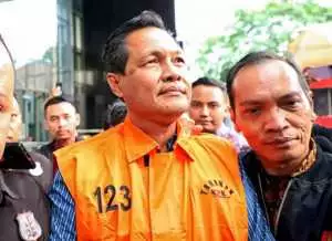 Penampakan Bupati Muara Enim Edison kenakan rompi tahanan KPK