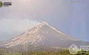 Gunung Merapi meletus, awan panas guguran meluncur sejauh 2.000 meter