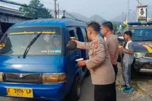 Polsek Cigudeg, Jum'at Berkah Bagikan Bubur kacang ijo dan Roti 300 porsi