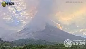 Gunung Merapi luncurkan awan panas hingga 2 km dari puncak