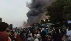 Kebakaran permukiman Jatipulo, Palmerah, dipicu kabel SUTET putus, 50 rumah hangus