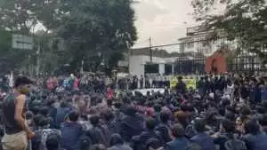 Demo mahasiswa di Bandung: massa masih bertahan di DPRD Jabar