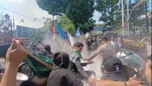 Demo di gedung DPRD Salatiga memanas, mahasiswa-polisi saling dorong