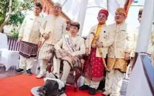 Jokowi jalani ritual injak kepala kerbau saat terima gelar adat, PDIP sewot