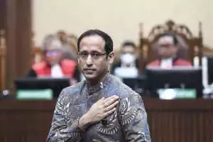 Keluar dari ruang sidang dengan mata berkaca-kaca, Nadiem: saya minta maaf