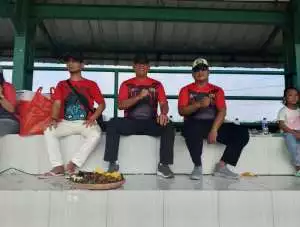 Suasana Meriah, Polsek Leuwiliang Nonton Bareng Bersama Masyarakat