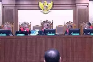 Keluar dari ruang sidang dengan mata berkaca-kaca, Nadiem: saya minta maaf