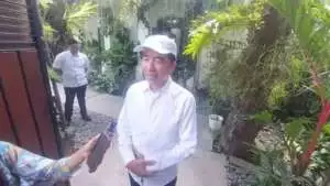 Jokowi jalani ritual injak kepala kerbau saat terima gelar adat, PDIP sewot