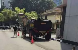Usai geledah 12 lokasi, Polda Metro dijaga ketat Brimob bersenjata lengkap