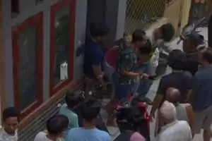 Terjebak jalan buntu, penjambret babak belur dihajar massa di Jakarta Barat