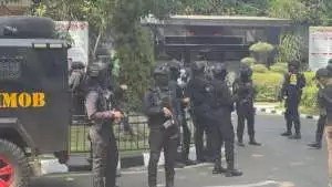 Usai geledah 12 lokasi, Polda Metro dijaga ketat Brimob bersenjata lengkap