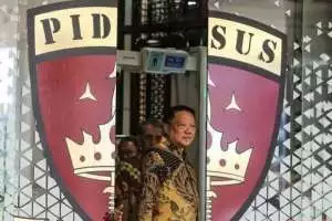Eks Jampidsus Febrie Adriansyah jadi tersangka 3 kasus korupsi, perkara dilimpahkan Polri ke Kejagung