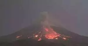 Gunung Merapi luncurkan awan panas hingga 2 km dari puncak