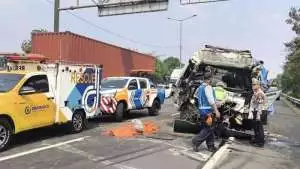 Tabrakan beruntun 6 kendaraan di Tol JORR arah Tanjung Priok, sopir truk tewas terjepit