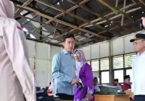 Keluhan guru di IG berbuah kunjungan, Gibran janji rehabilitasi SDN 016 Serusa Rohil