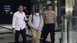 Tiba di KPK, Bupati Lombok Barat kenakan masker dan wajah tertunduk