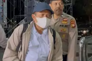 Bupati Lombok Barat main proyek dan suap dari sapi kurban hingga Alphard senilai Rp 12,4 M
