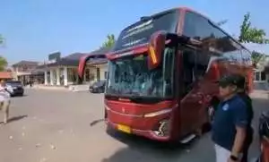 7 pejabat Pemkab Pemalang yang terjaring OTT diangkut dengan bus ke Gedung KPK di Jakarta