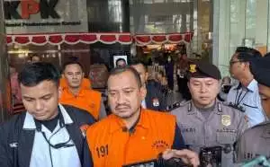 Terjaring OTT, Sekda dan Istri Bupati Pemalang tiba di Gedung KPK