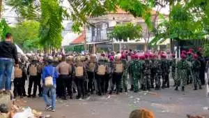 Ribuan pesilat geruduk markas debt collector di Surabaya