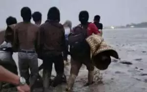 Viral! Aksi heroik bidan desa di Langkat Sumut terjang ombak selamatkan pasien