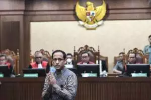Keluar dari ruang sidang dengan mata berkaca-kaca, Nadiem: saya minta maaf