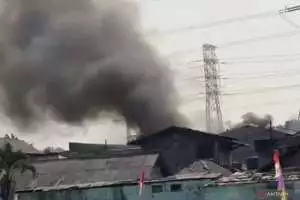 Kebakaran Gedung Kantor Bapenda Jakarta, api masih berkobar