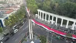 Kirab bendera Merah Putih raksasa di Bogor dimeriahkan ribuan warga