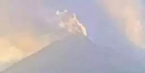 Gunung Merapi semburkan awan panas sejauh 2 km Senin pagi