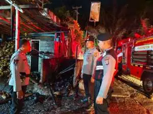 Kebakaran Sabut Kelapa di Gunaksa, Api Berhasil Dipadamkan.