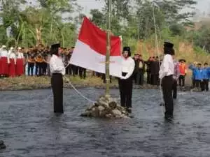 Unik! Warga Ponorogo upacara HUT RI di tengah sungai