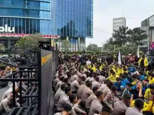 Kopaja yang disewa tak datang, ratusan mahasiswa UI naik angkot ke Bundaran HI untuk demo