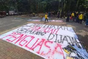 Demo ricuh di Gedung Grahadi Surabaya, belasan orang ditangkap