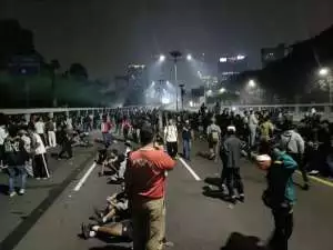 Dibakar efek bentrok dengan massa demo, 5 truk ormas GRIB dievakuasi