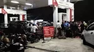 Kapolres Pinrang Duduk Melantai Bersama Aliansi Masyarakat Tuntaskan LPG 3 Kg
