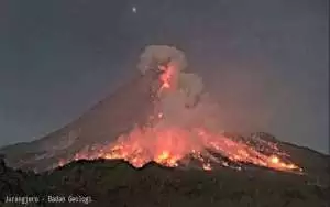 Tenang sejak 2024, Gunung Anak Krakatau kembali erupsi