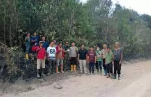 Warga Tanjung Rambang Padamkan Karhutla, Lurah Bersama TNI-Polri dan Masyarakat Bergerak Cepat