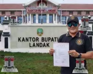 Polsek Cibinong Membagikan Masker Pasca Erupsi Gunung Anak Krakatau.