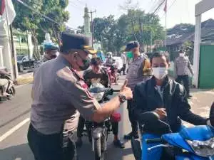 Polsek Cibinong Membagikan Masker Pasca Erupsi Gunung Anak Krakatau.