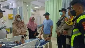 Aksi Sigap Ketua DPRD Muara Enim Deddy Arianto Sutopo, S.Pd Evakuasi Korban Laka Lantas di Depan PLTU Tanjung Enim