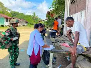Satgas Yonif 645 GTY Pos Muara Nawa Laksanakan Kegiatan Yankes Ke Rumah Masyarakat Bersama Puskesmas Airu